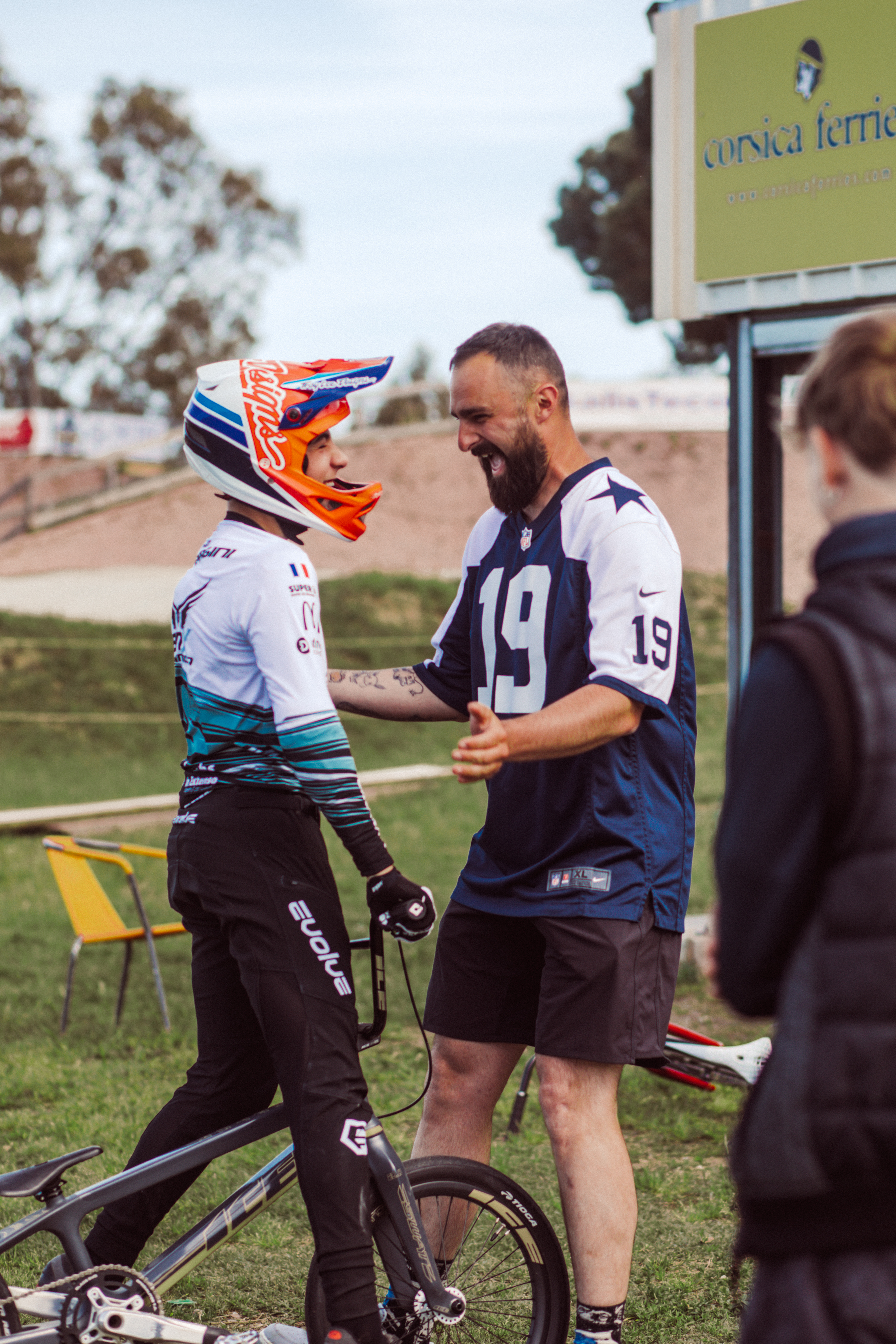 BMX race Biguglia Maxime le coach en train de rire avec un pilote